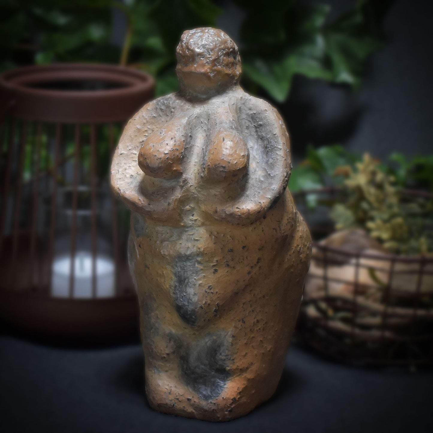 Handgefertigte Venus Statue aus Ton – Rauchbrandkunstwerk symbolisierend das Matriarchat und die Fruchtbarkeit