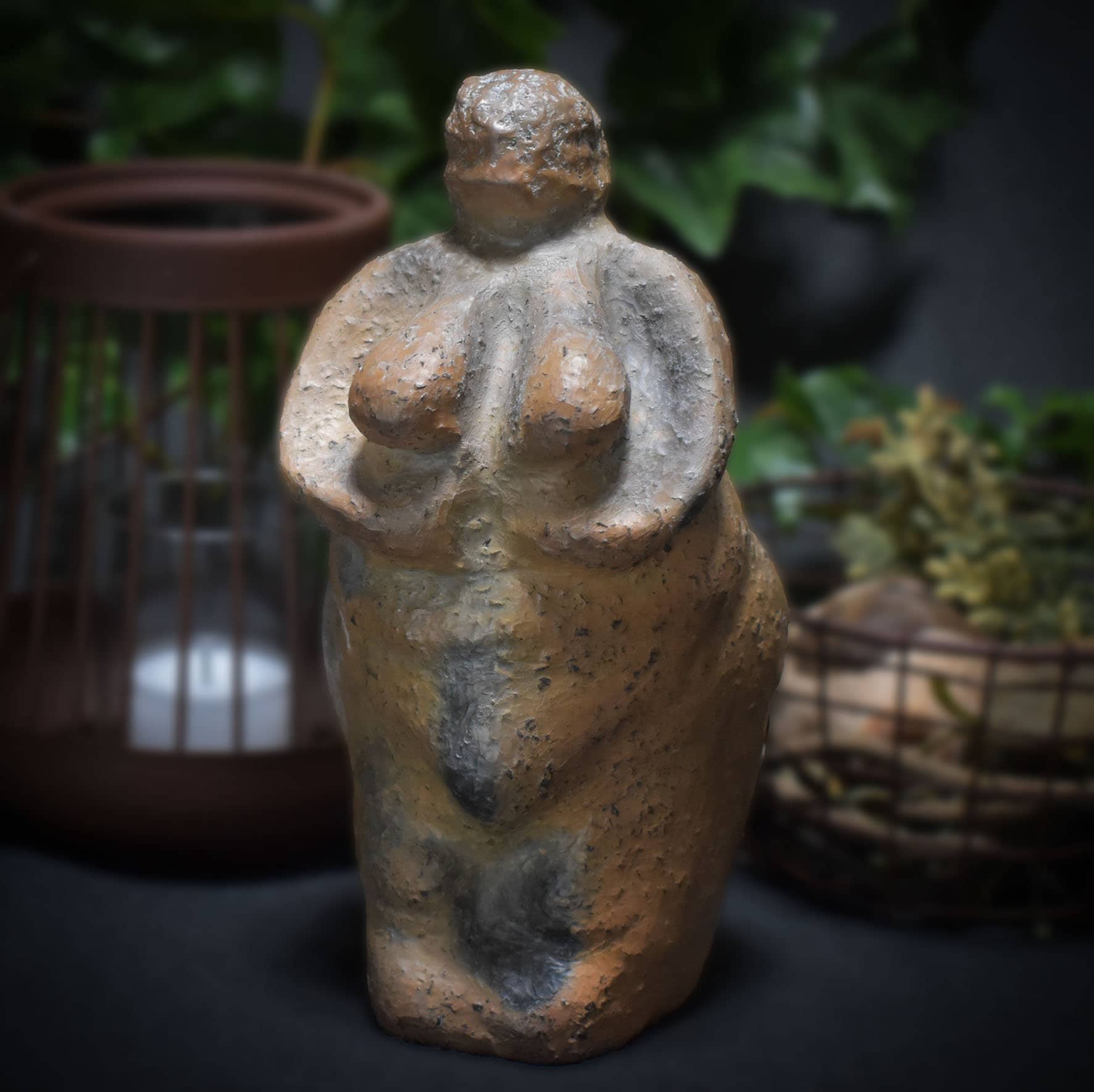 Handgefertigte Venus Statue aus Ton – Rauchbrandkunstwerk symbolisierend das Matriarchat und die Fruchtbarkeit