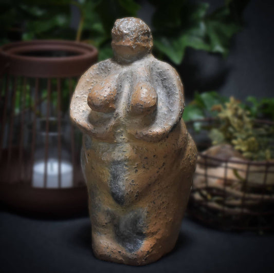 Handgefertigte Venus Statue aus Ton – Rauchbrandkunstwerk symbolisierend das Matriarchat und die Fruchtbarkeit