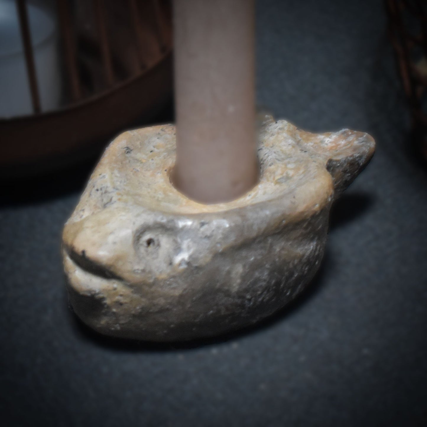 Handgefertigter Kerzenhalter aus traditionell gebranntem Ton – Spiritueller Fisch für angenehmes Wohnambiente