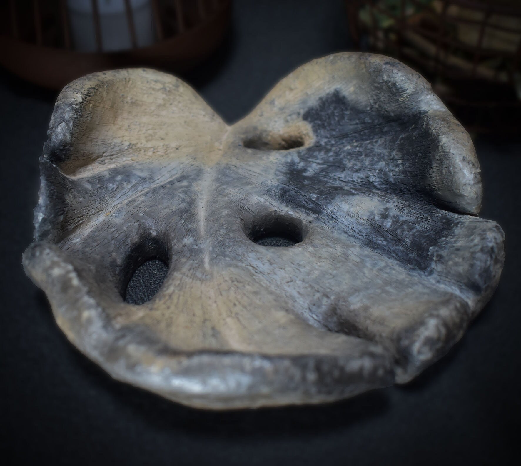 Traditionell Gebrannte Ton Schale im Monstera Blatt Design - Rustikales Wohnaccessoire - Handgemachte Rauchbrandkunst