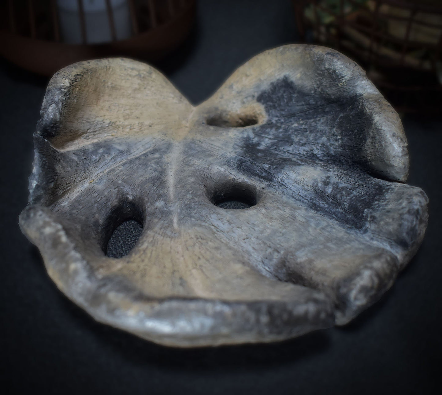 Traditionell Gebrannte Ton Schale im Monstera Blatt Design - Rustikales Wohnaccessoire - Handgemachte Rauchbrandkunst