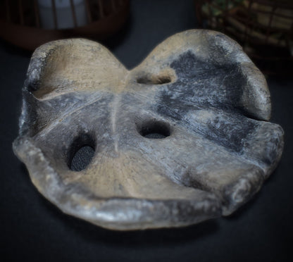 Traditionell Gebrannte Ton Schale im Monstera Blatt Design - Rustikales Wohnaccessoire - Handgemachte Rauchbrandkunst