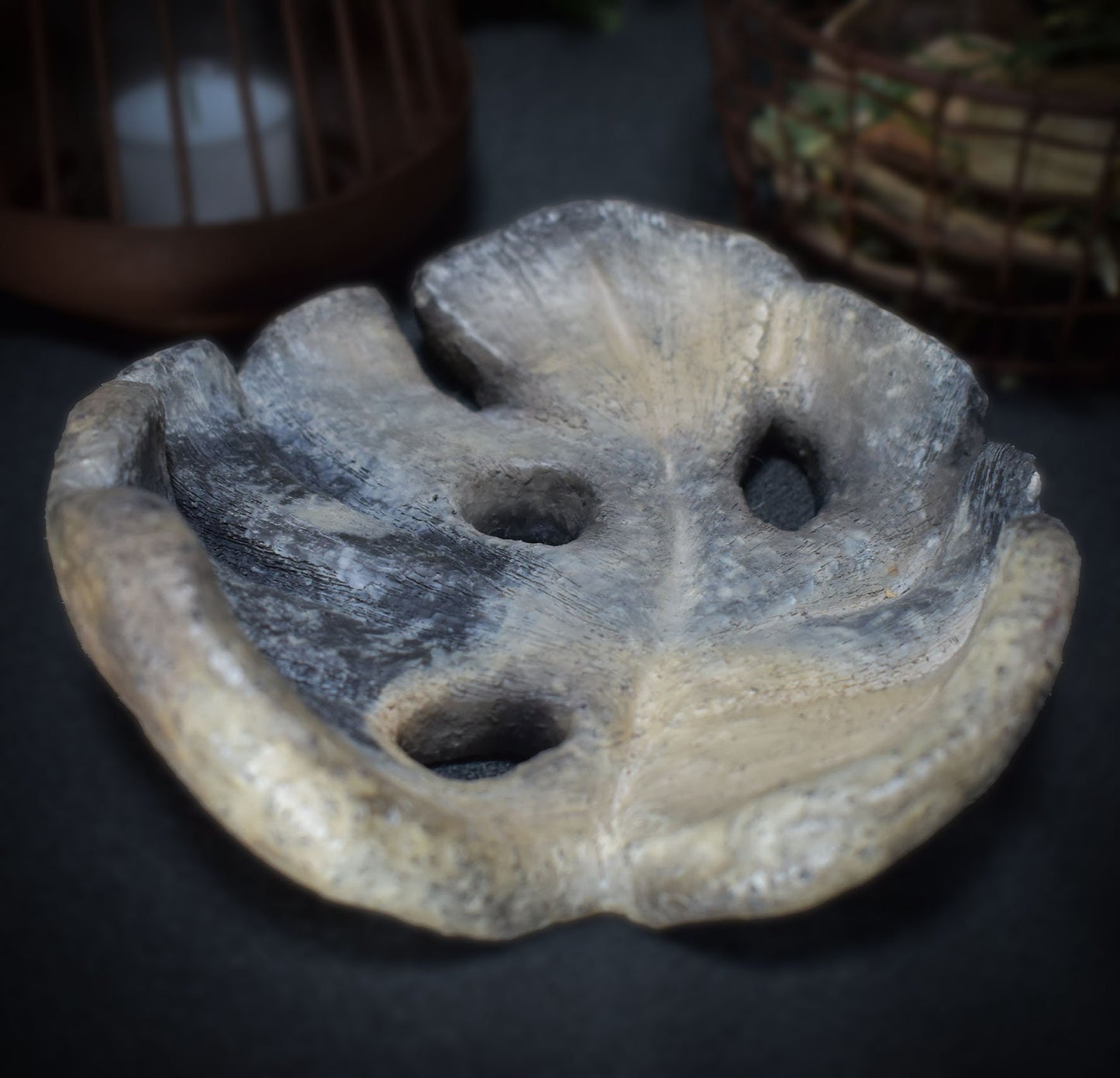 Traditionell Gebrannte Ton Schale im Monstera Blatt Design - Rustikales Wohnaccessoire - Handgemachte Rauchbrandkunst