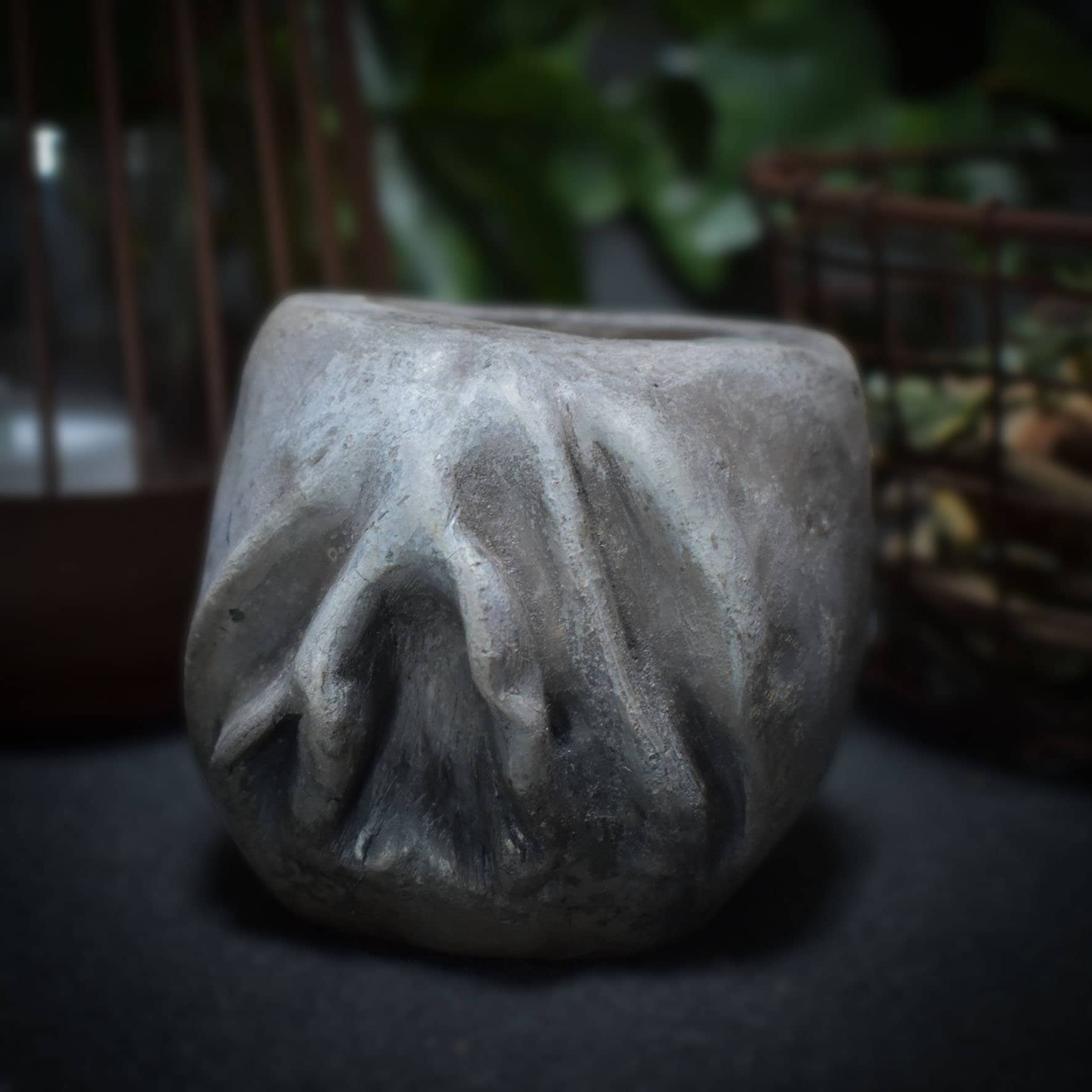 Yoni Pflanzgefäß Unikat aus traditionell gebranntem Ton - Handgemachte Rauchbrandkunst - Ode an die Weiblichkeit