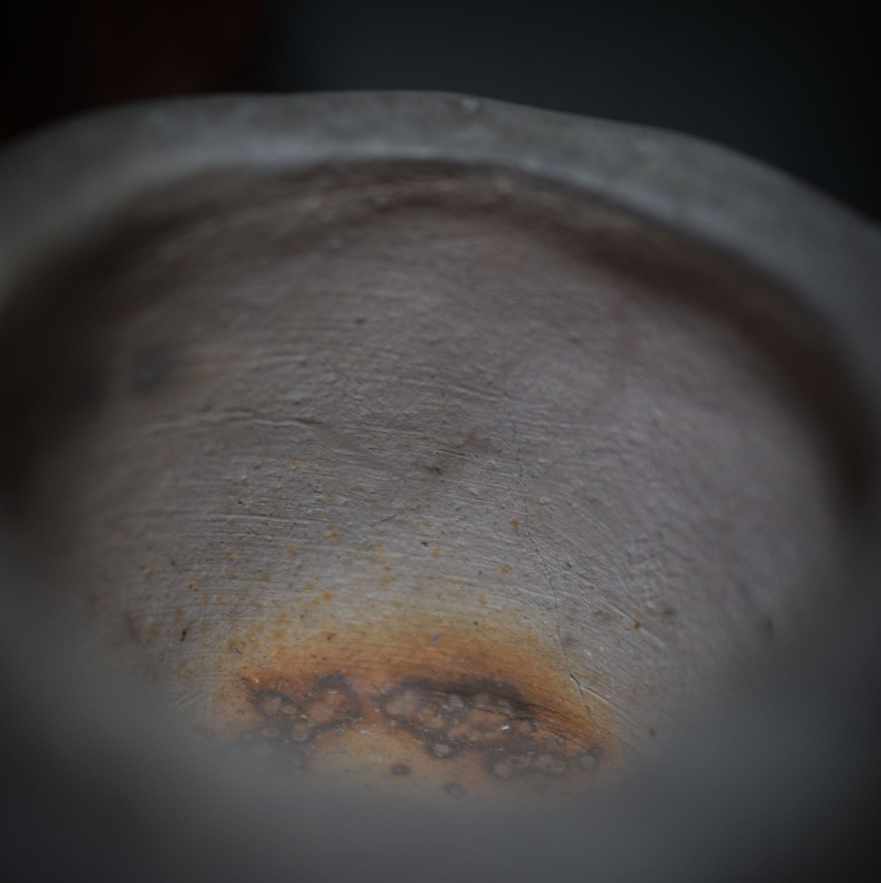 Yoni Pflanzgefäß Unikat aus traditionell gebranntem Ton - Handgemachte Rauchbrandkunst - Ode an die Weiblichkeit