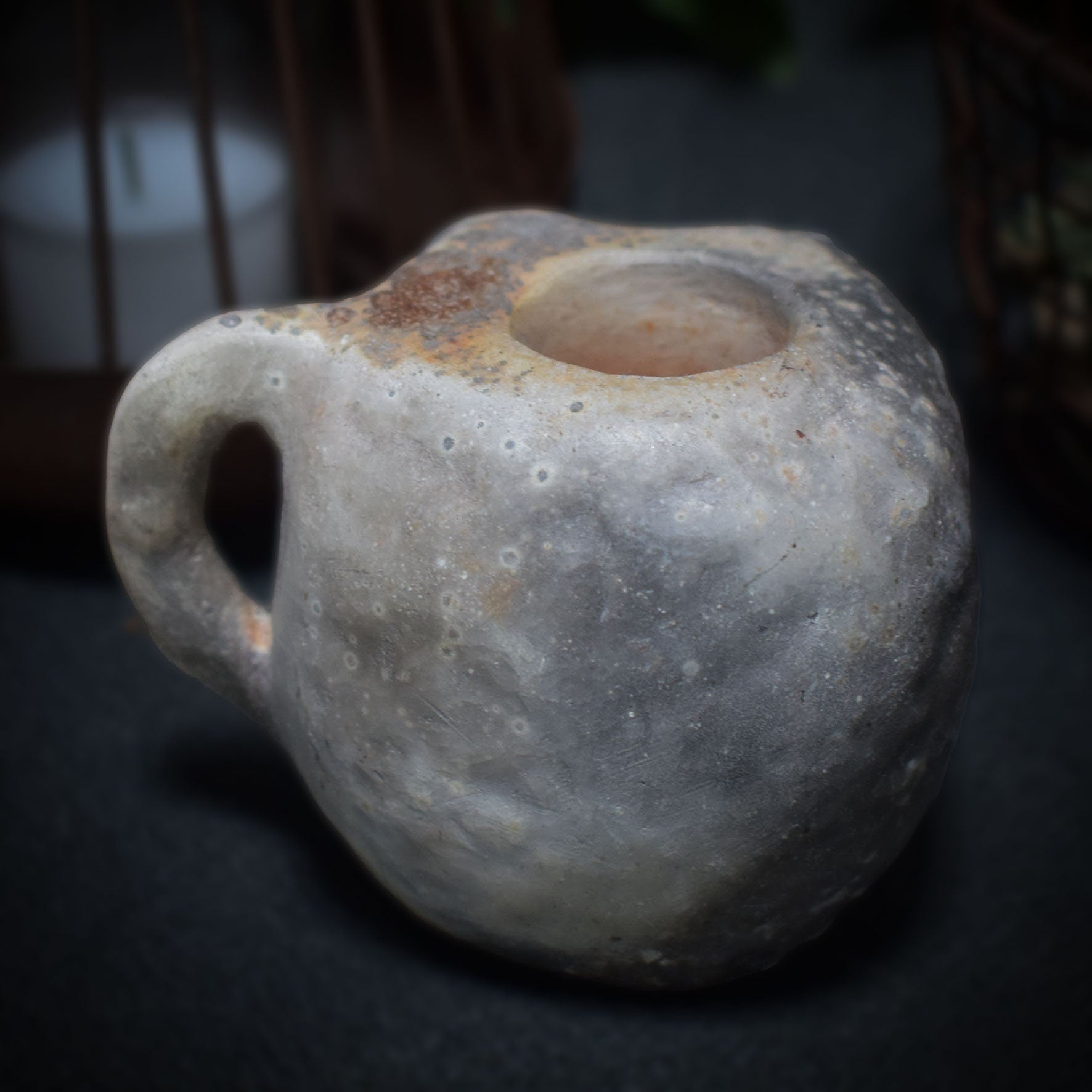 Handgemachtes Unikat: Brust-Deko-Henkeltasse und Pflanzgefäß - Rauchbrandkunst und Traditionell Gebrannter Ton