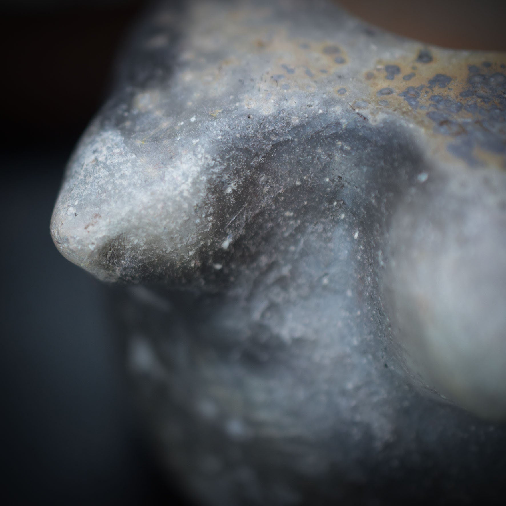 Handgemachtes Unikat: Brust-Deko-Henkeltasse und Pflanzgefäß - Rauchbrandkunst und Traditionell Gebrannter Ton