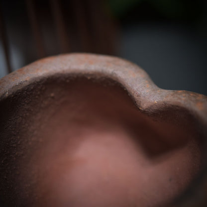 Pflanzgefäß weiblicher Torso aus traditionell gebranntem Ton im rustikalen Ambiente - Ode an die Weiblichkeit