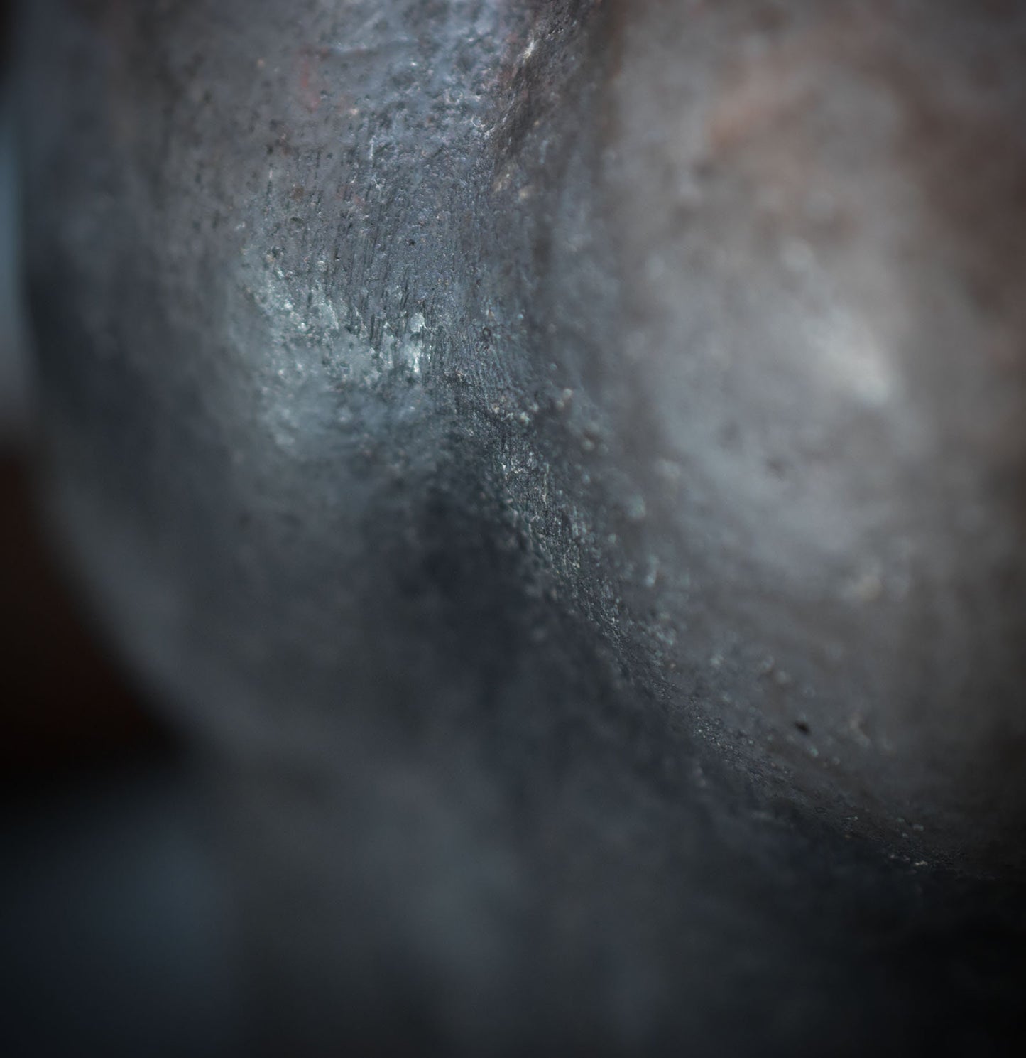 Pflanzgefäß weiblicher Torso aus traditionell gebranntem Ton im rustikalen Ambiente - Ode an die Weiblichkeit