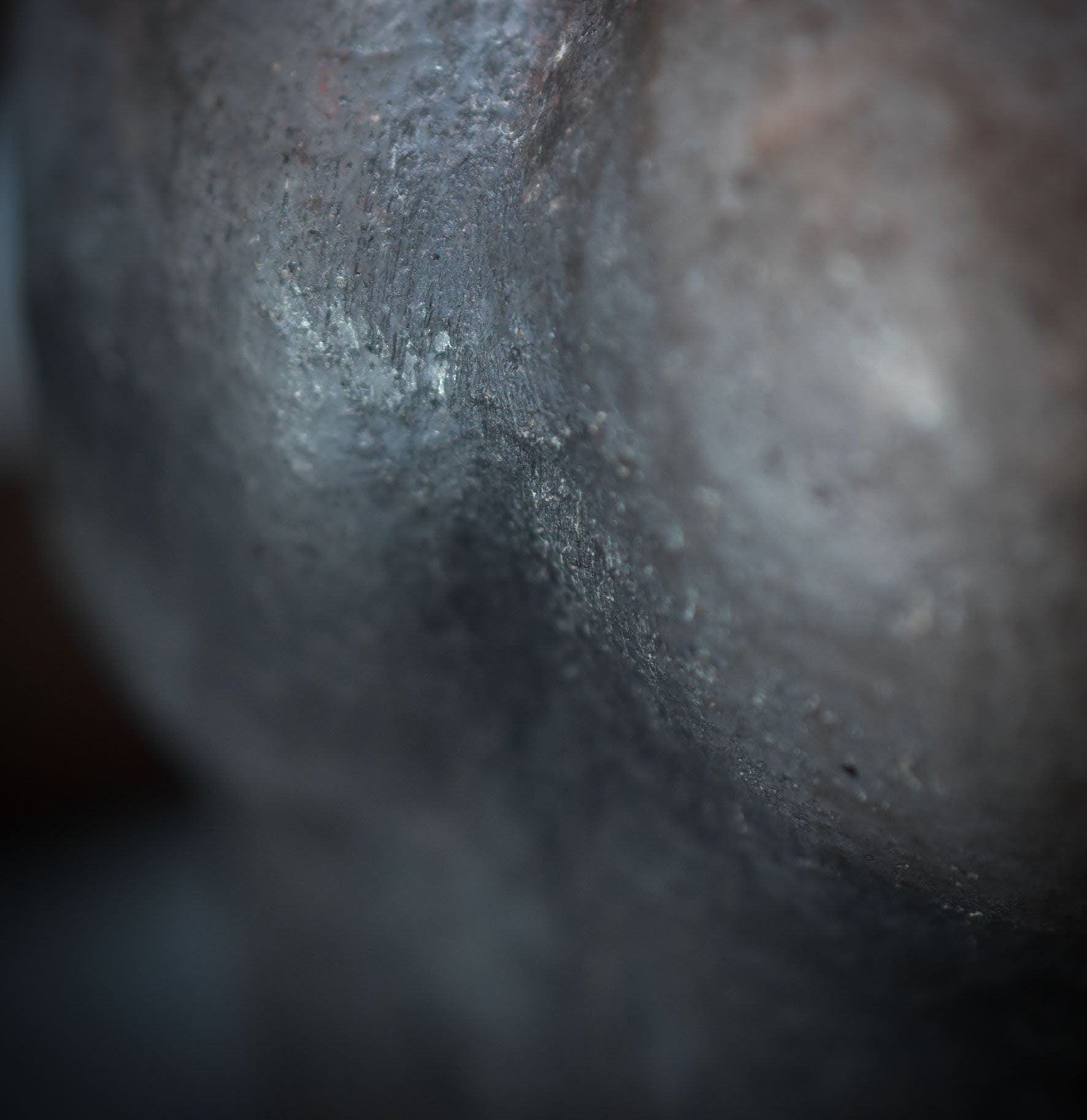 Pflanzgefäß weiblicher Torso aus traditionell gebranntem Ton im rustikalen Ambiente - Ode an die Weiblichkeit