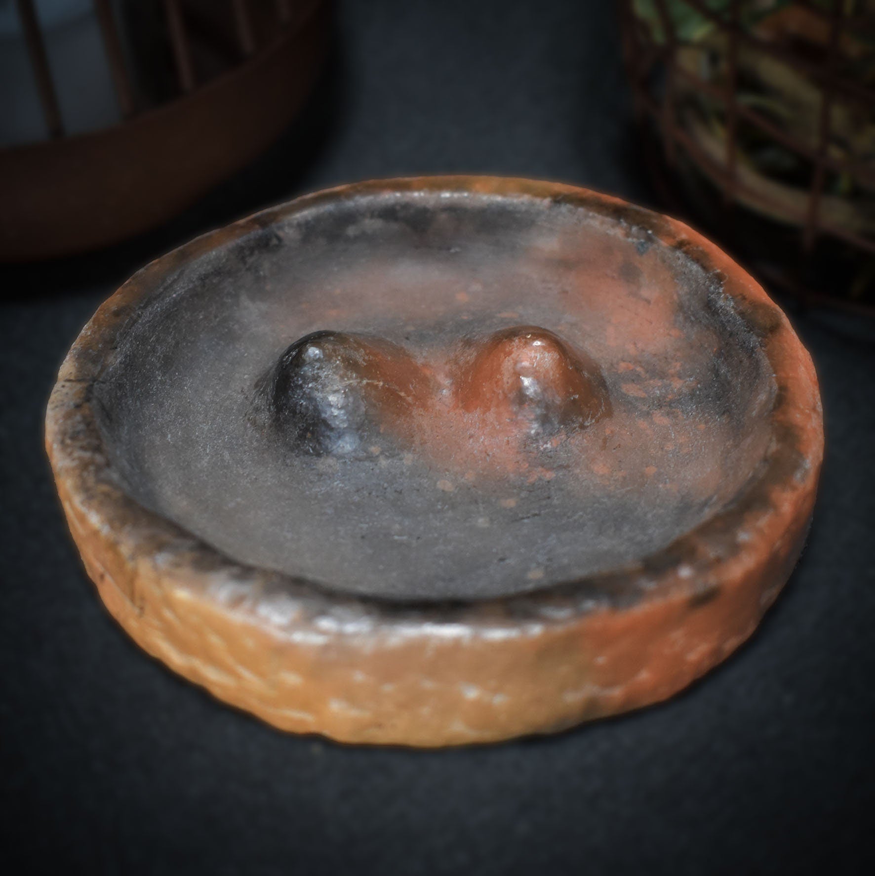 Handgemachte Brust-Schale aus traditionell gebranntem Ton – Rauchbrandkunst für rustikales Wohnambiente - Ode an die Weiblichkeit