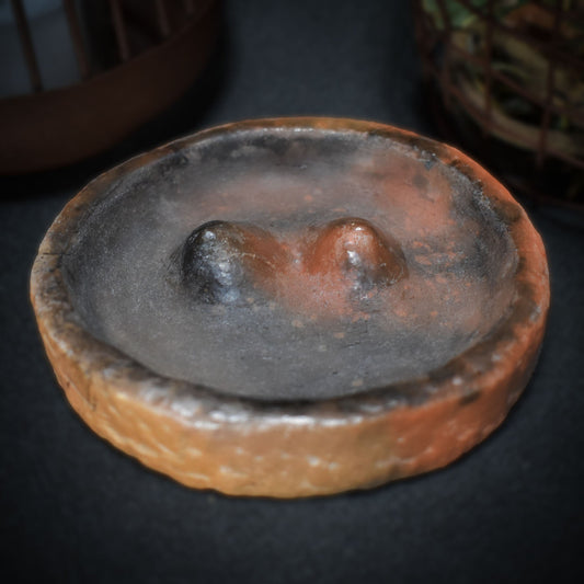 Handgemachte Brust-Schale aus traditionell gebranntem Ton – Rauchbrandkunst für rustikales Wohnambiente - Ode an die Weiblichkeit