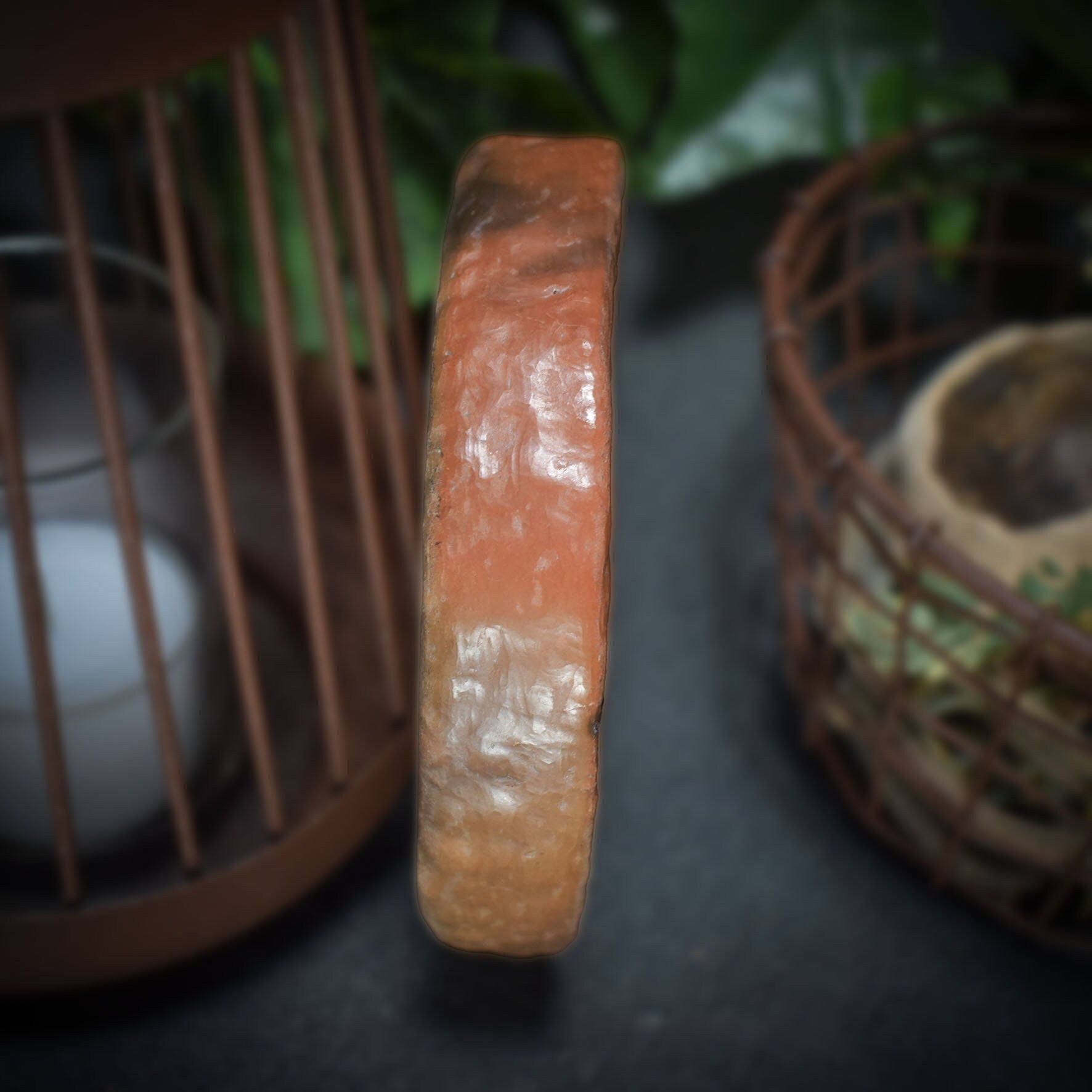 Handgemachte Brust-Schale aus traditionell gebranntem Ton – Rauchbrandkunst für rustikales Wohnambiente - Ode an die Weiblichkeit