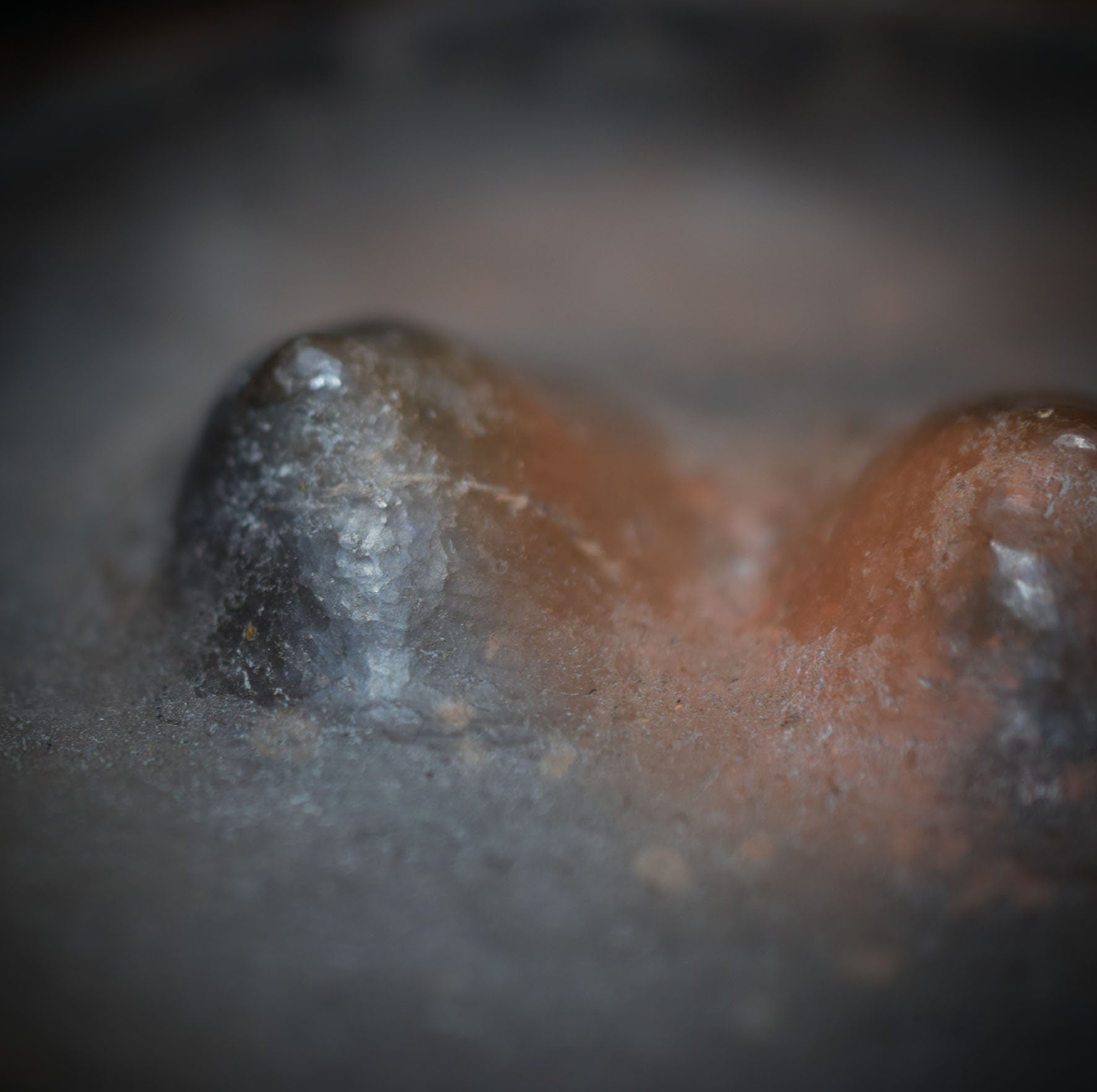 Handgemachte Brust-Schale aus traditionell gebranntem Ton – Rauchbrandkunst für rustikales Wohnambiente - Ode an die Weiblichkeit