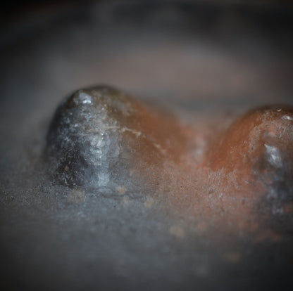 Handgemachte Brust-Schale aus traditionell gebranntem Ton – Rauchbrandkunst für rustikales Wohnambiente - Ode an die Weiblichkeit