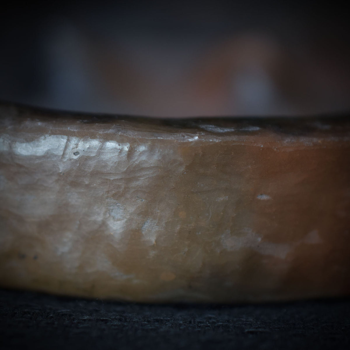 Handgemachte Brust-Schale aus traditionell gebranntem Ton – Rauchbrandkunst für rustikales Wohnambiente - Ode an die Weiblichkeit