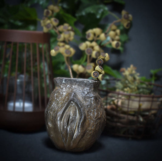 Einzigartige Yoni Vase bzw. Kerzenhalter - Handgemacht - Traditionell gebrannter Ton - Rustikales Wohnaccessoire - Frauenkunst