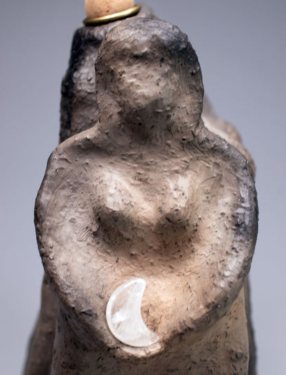 Dekorativer Rückfluss Räucherkegelhalter aus traditionell gebranntem Ton - Hekate dreifache Göttin Dekoration - Handgemachte Rauchbrandkunst