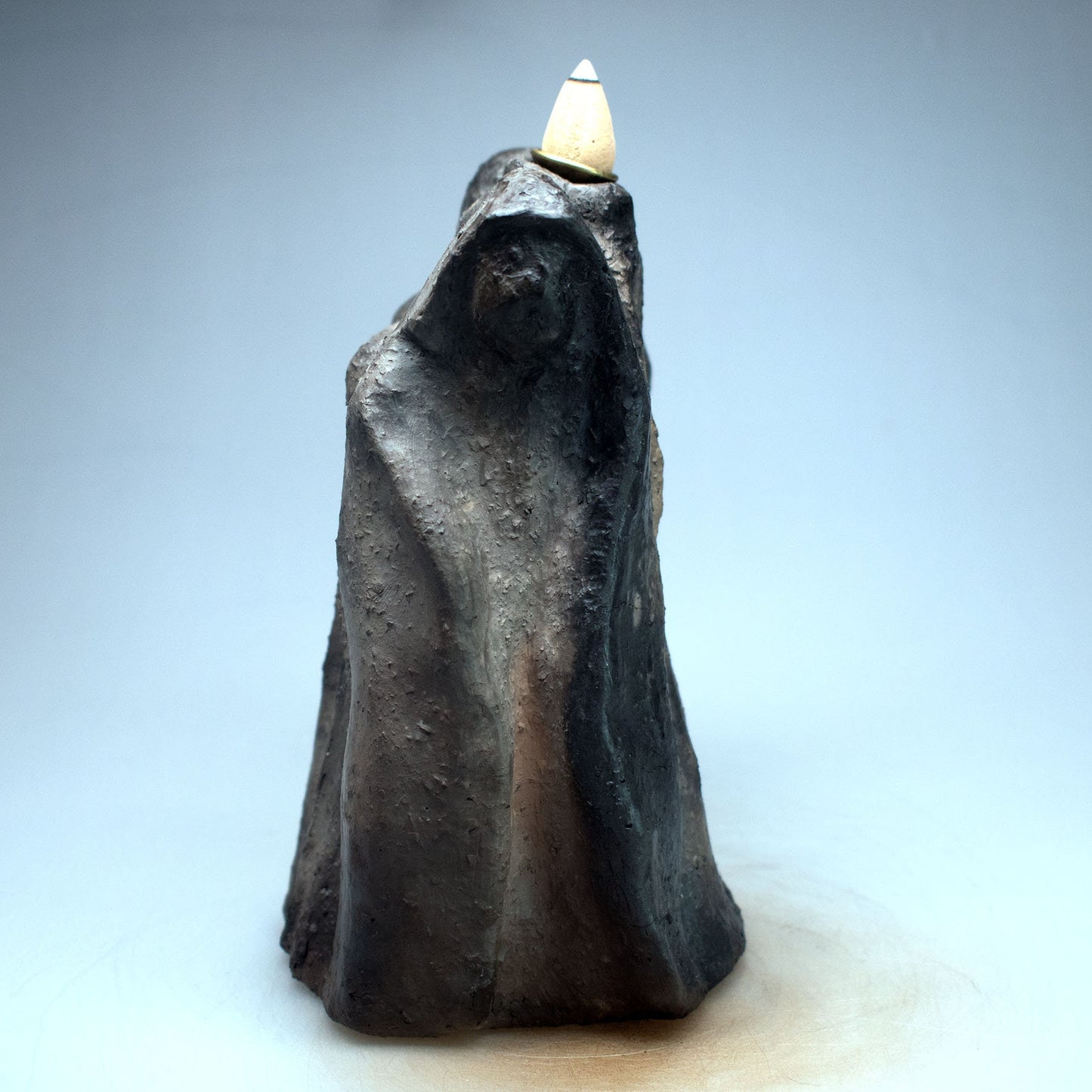 Dekorativer Rückfluss Räucherkegelhalter aus traditionell gebranntem Ton - Hekate dreifache Göttin Dekoration - Handgemachte Rauchbrandkunst