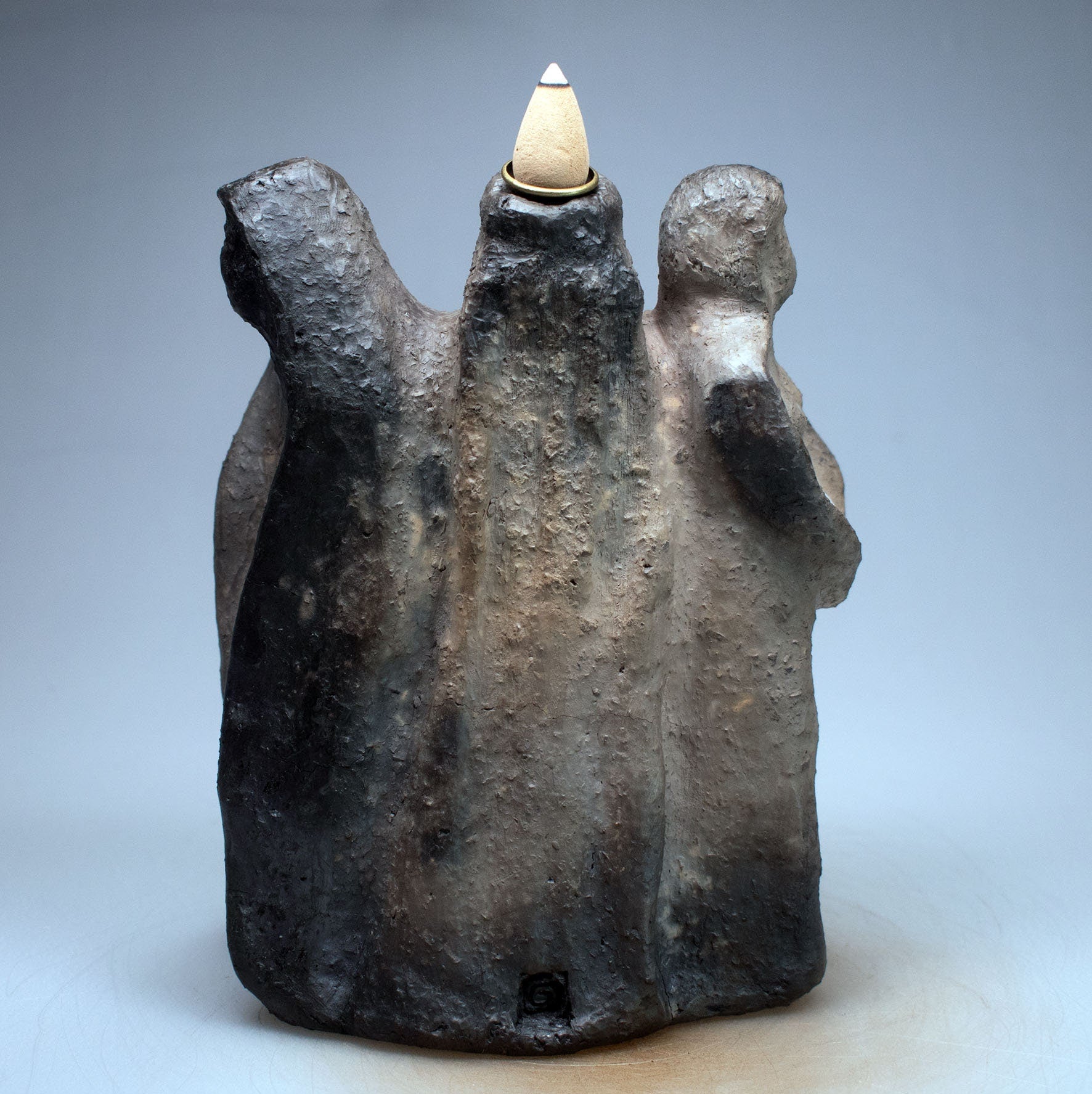 Dekorativer Rückfluss Räucherkegelhalter aus traditionell gebranntem Ton - Hekate dreifache Göttin Dekoration - Handgemachte Rauchbrandkunst