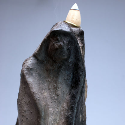 Dekorativer Rückfluss Räucherkegelhalter aus traditionell gebranntem Ton - Hekate dreifache Göttin Dekoration - Handgemachte Rauchbrandkunst