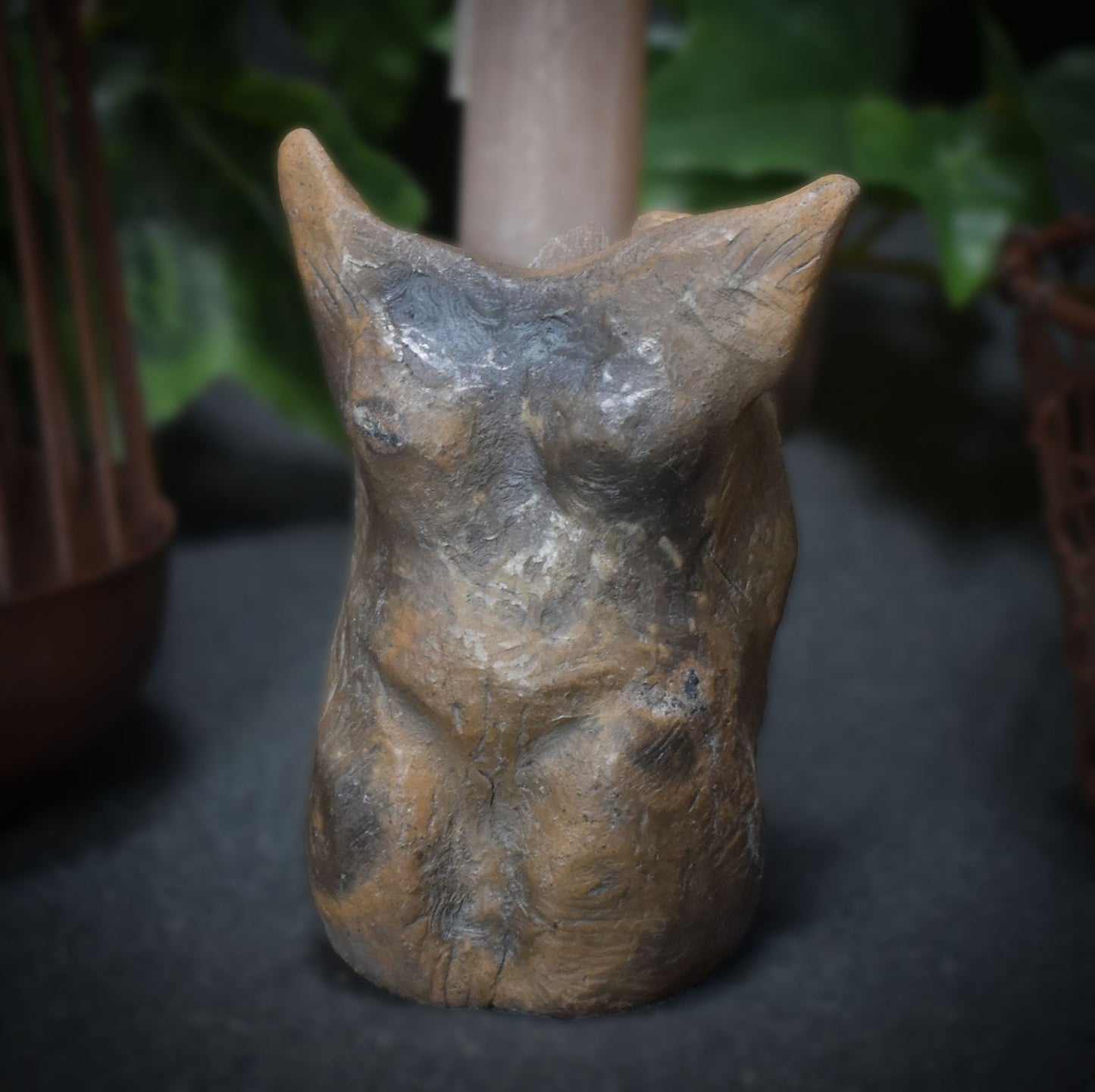 Handgefertigter Tree of Life Kerzenhalter aus traditionell gebranntem Ton - Rustikale und stimmungsvolle Beleuchtungsidee