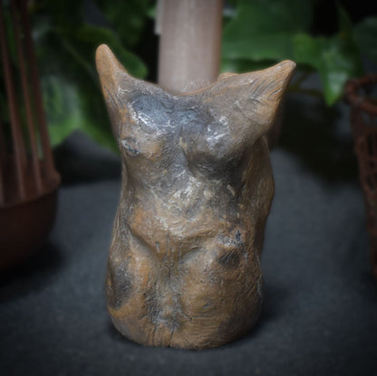 Handgefertigter Tree of Life Kerzenhalter aus traditionell gebranntem Ton - Rustikale und stimmungsvolle Beleuchtungsidee