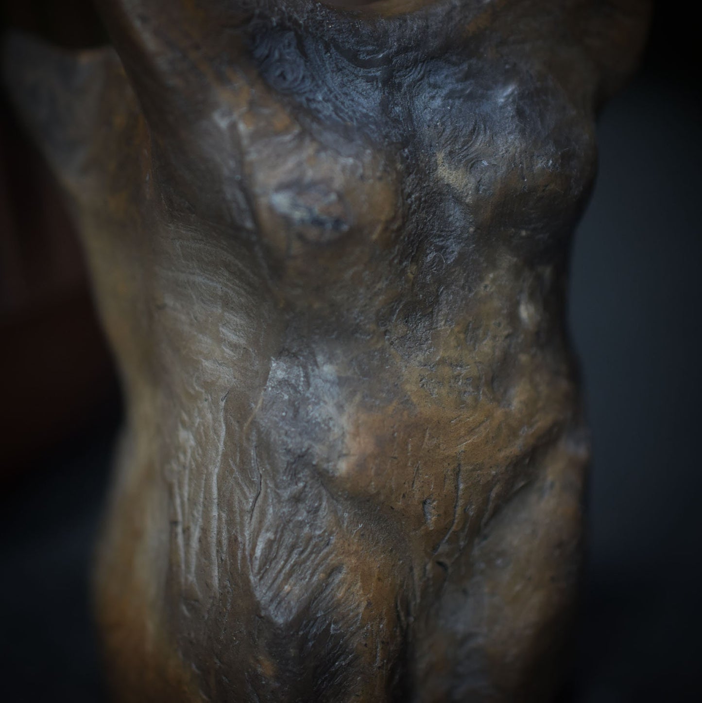 Handgefertigter Tree of Life Kerzenhalter aus traditionell gebranntem Ton - Rustikale und stimmungsvolle Beleuchtungsidee