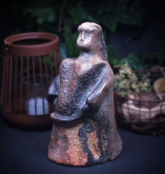 Nordische Mythologie - Freya Göttin der Liebe Skulptur - handgefertigt aus Ton, im Rauchbrand vollendet