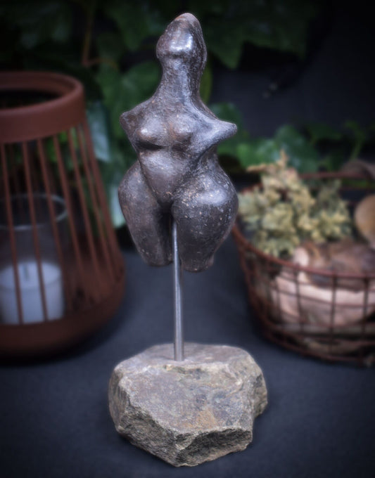 Einzigartige Tonskulptur auf Stele - Matriarchatsgöttin - Handgefertigte Keramik Kunst - im Rauchbrand vollendet