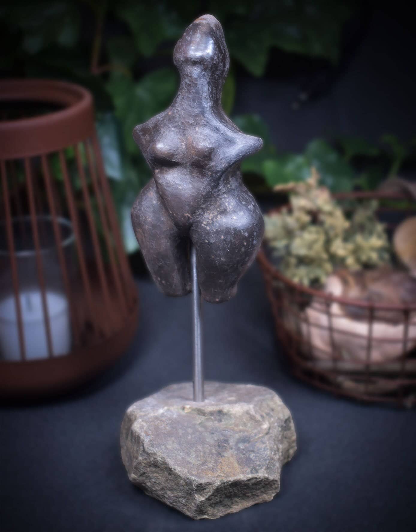 Einzigartige Tonskulptur auf Stele - Matriarchatsgöttin - Handgefertigte Keramik Kunst - im Rauchbrand vollendet