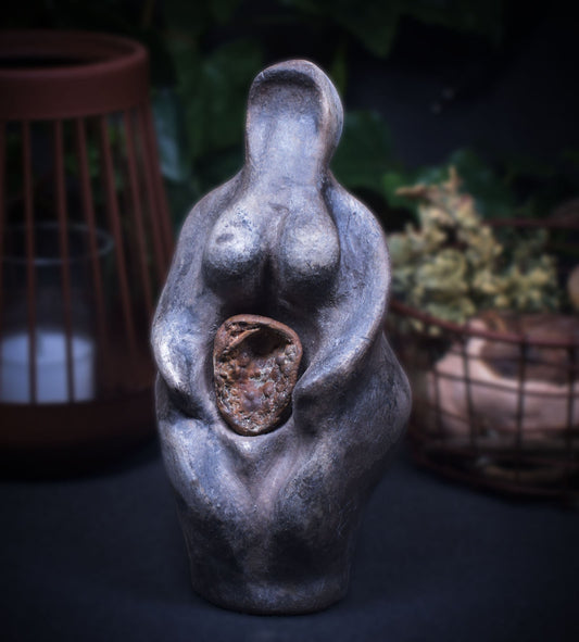 Göttin der Erde – Skulptur der Weiblichkeit mit Limonit im Zentrum - traditionelle Rauchbrandkunst - Art.Nr.: SKU128