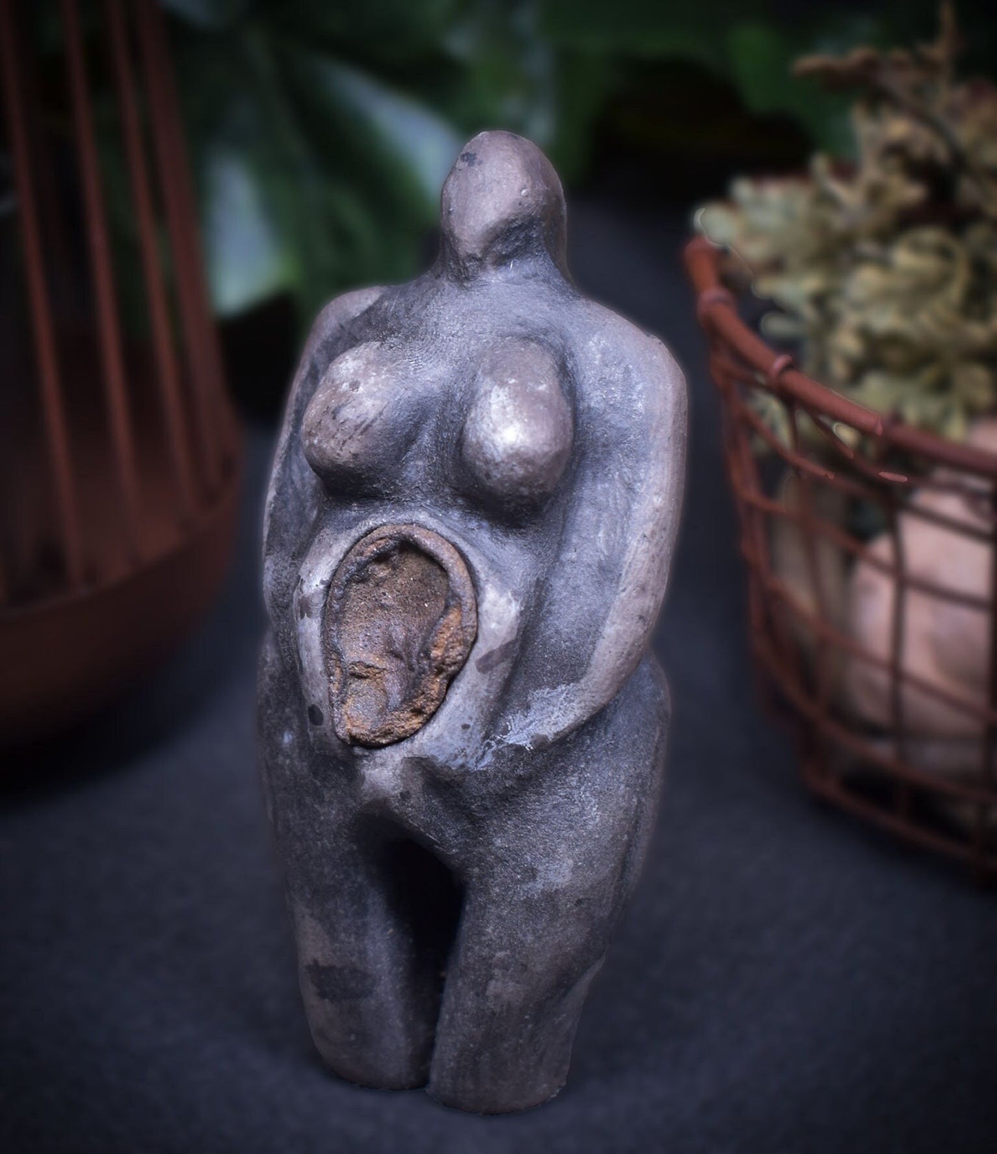 Handgefertigte prähistorische Venus Skulptur mit Limonit Inlay - Spirituelle Dekoration aus Ton - Rauchbrand - individuelles Wohnambiente