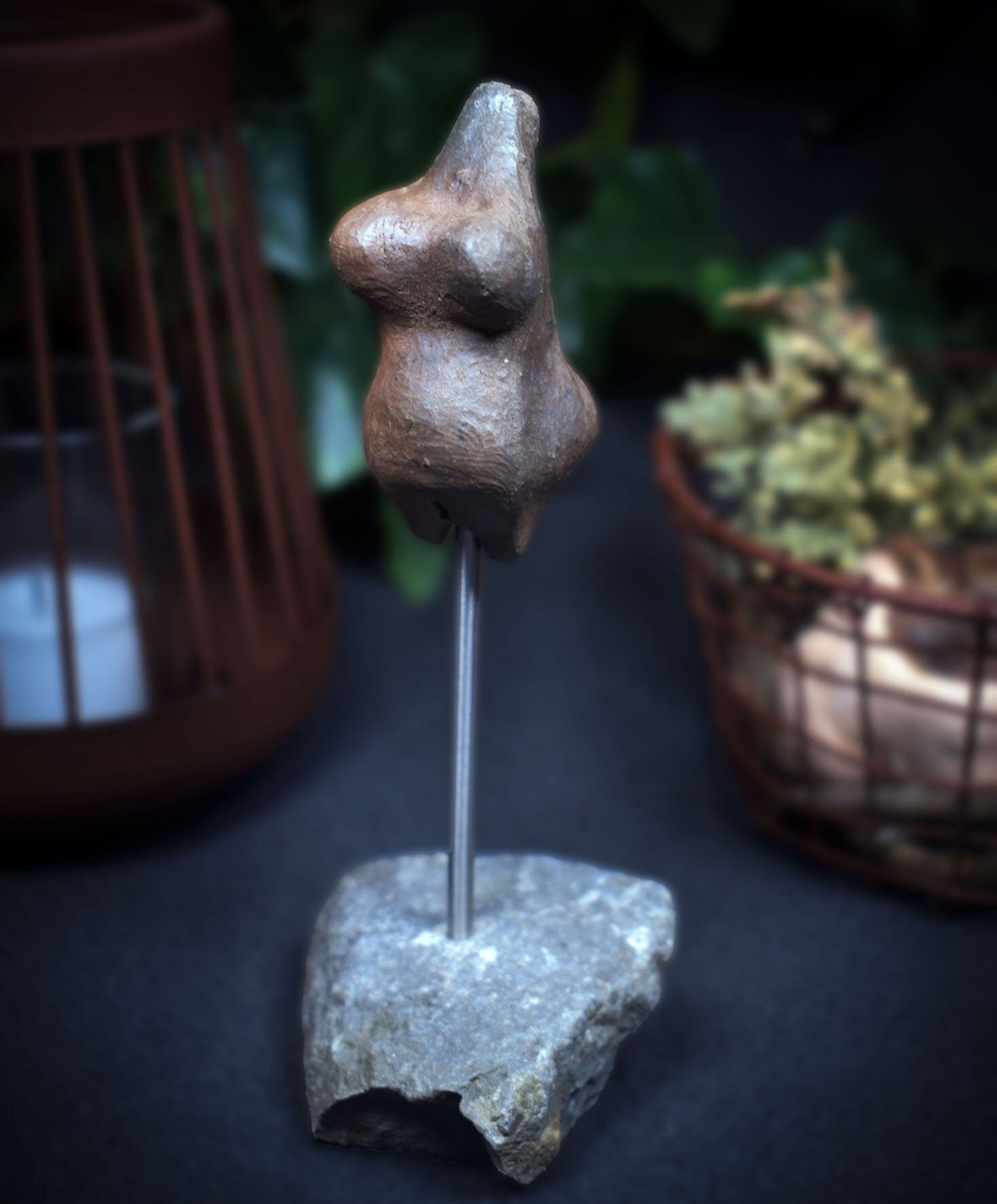 Einzigartige Tonskulptur auf Stele - Matriarchatsgöttin - Handgefertigte Keramik Kunst - im Rauchbrand vollendet