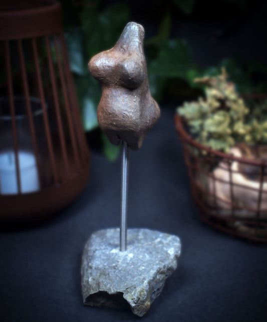 Einzigartige Tonskulptur auf Stele - Matriarchatsgöttin - Handgefertigte Keramik Kunst - im Rauchbrand vollendet