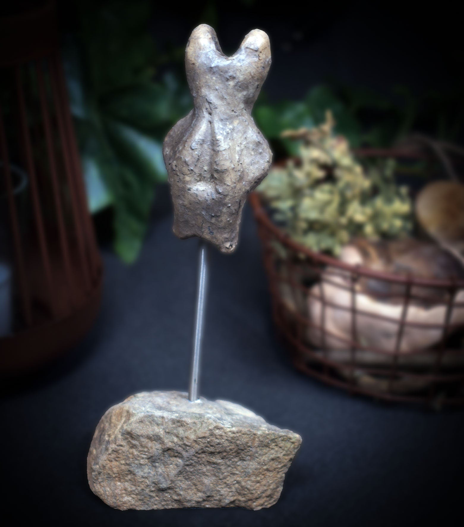 Einzigartige Tonskulptur auf Stele - Matriarchatsgöttin - Handgefertigte Keramik Kunst - im Rauchbrand vollendet