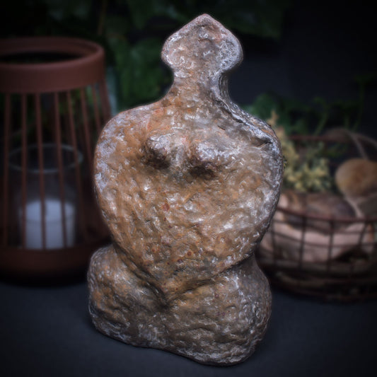 Venus Skulptur "Schönheit des Abendlandes" prähistorisch inspirierte Kunst aus Ton - im Rauchbrandverfahren veredelt - Matriarchat