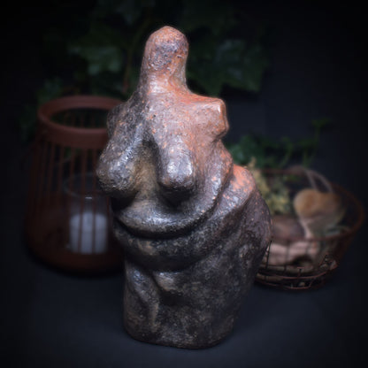 prähistorisch inspirierte Venus Skulptur - Spirituelle Dekoration aus Ton im Rauchbrand vollendet - individuelles Wohnambiente