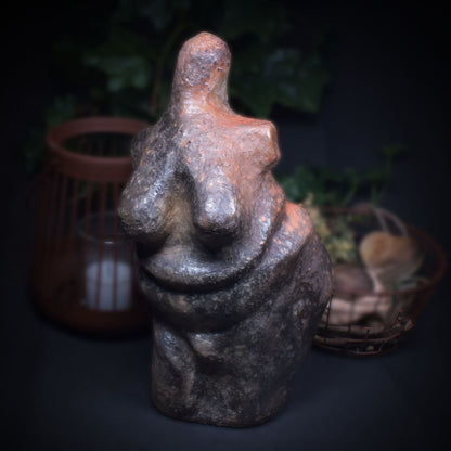 prähistorisch inspirierte Venus Skulptur - Spirituelle Dekoration aus Ton im Rauchbrand vollendet - individuelles Wohnambiente