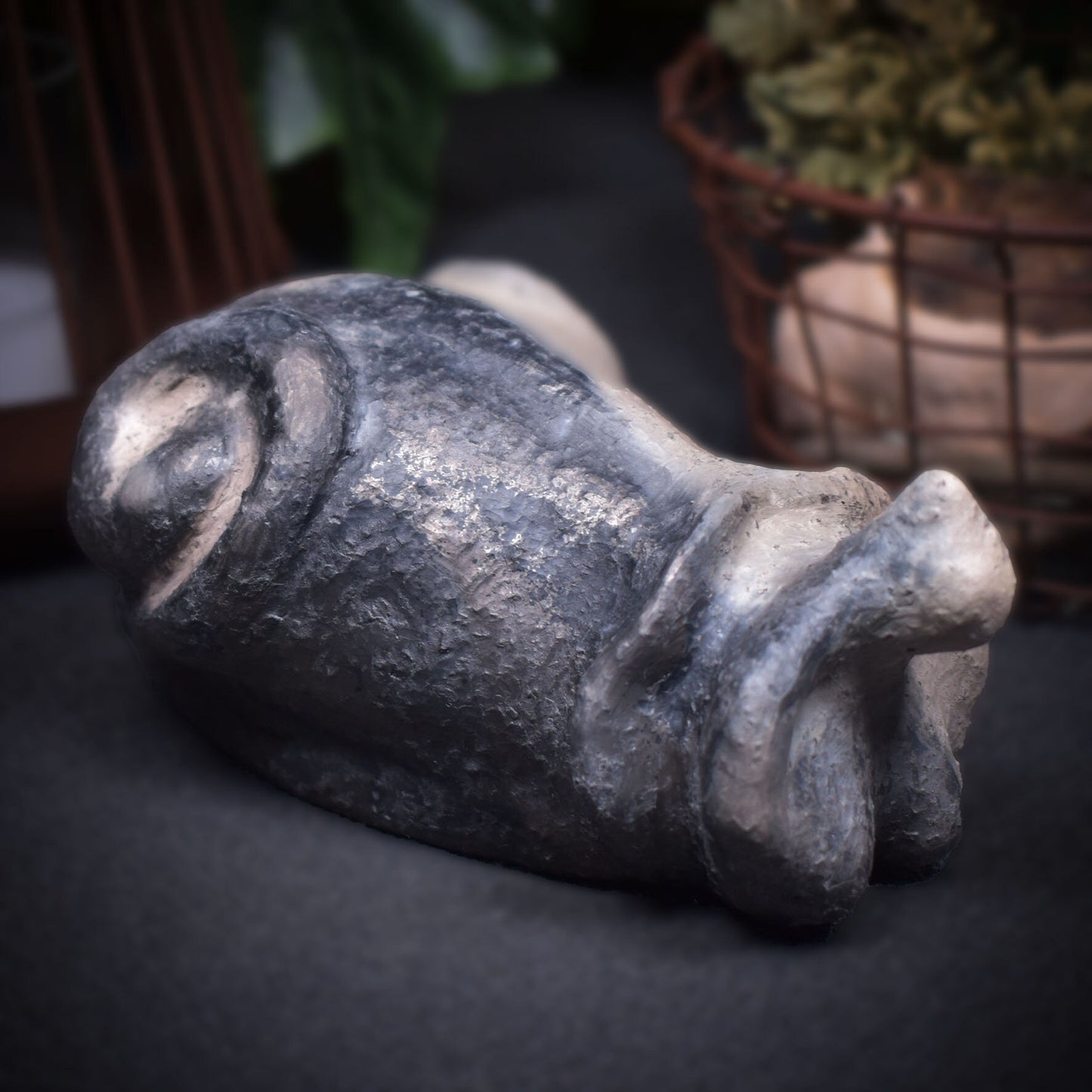 Harmonische weibliche Schneckenfigur aus Ton und im Rauchbrand geboren – Meditative Kunstskulptur für Dein Zuhause