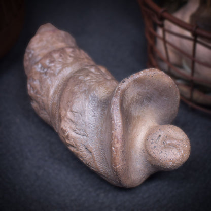 Verzauberte Fabelwesen Dekoration – Mystische Skulptur eines Muschel Babys aus Ton handgefertigt - im Rauchbrand geboren