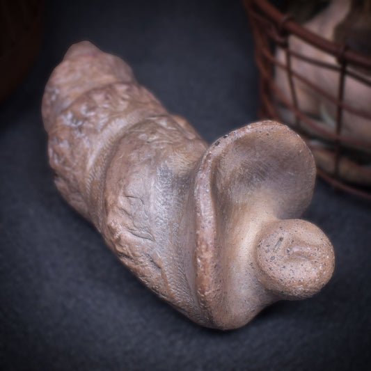 Verzauberte Fabelwesen Dekoration – Mystische Skulptur eines Muschel Babys aus Ton handgefertigt - im Rauchbrand geboren