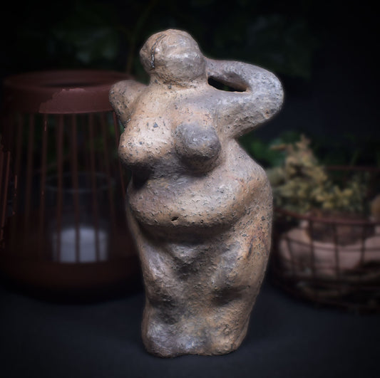 Venus von Willendorf neu gedacht - Handgefertigte Rauchbrand-Venus-Skulptur - Hommage an die Weiblichkeit -