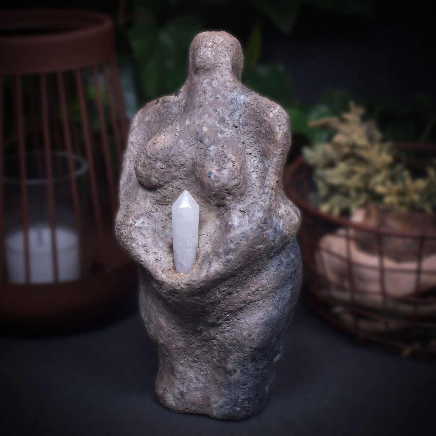 Einzigartige Handgemachte Wicca Dekoration – Göttinnenstatue aus traditionell gebranntem Ton und Heilstein Bergkristall Spitze