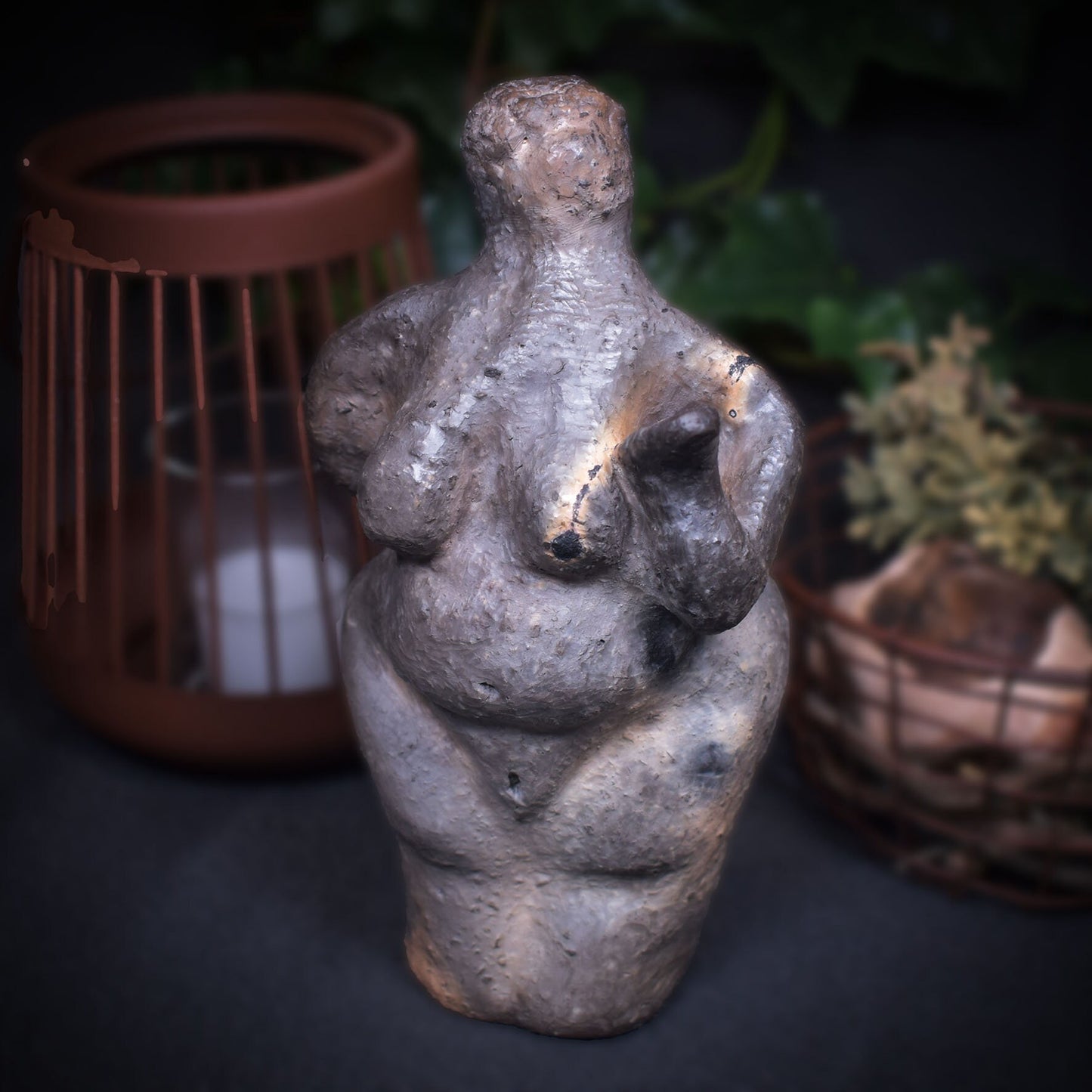 Venus von Willendorf neu gedacht - Handgefertigte Rauchbrand-Venus-Skulptur - Hommage an die Weiblichkeit -