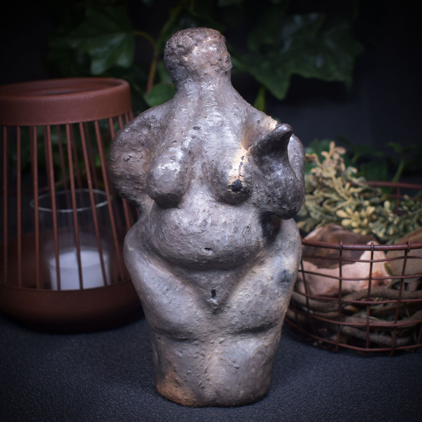 Venus von Willendorf neu gedacht - Handgefertigte Rauchbrand-Venus-Skulptur - Hommage an die Weiblichkeit -