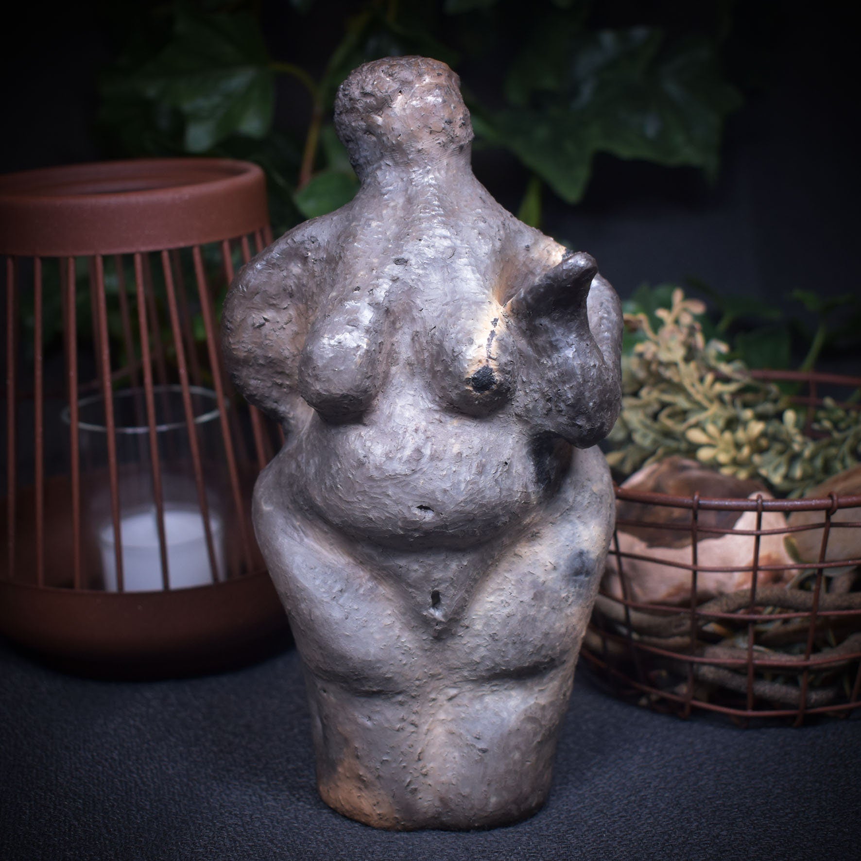 Venus von Willendorf Skulptur, neu gedachte archaische Göttin Figur, Urgöttin Statue aus Ton, spirituelle Altar Deko handgemacht SKU278
