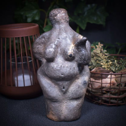 Venus von Willendorf Skulptur, neu gedachte archaische Göttin Figur, Urgöttin Statue aus Ton, spirituelle Altar Deko handgemacht SKU278
