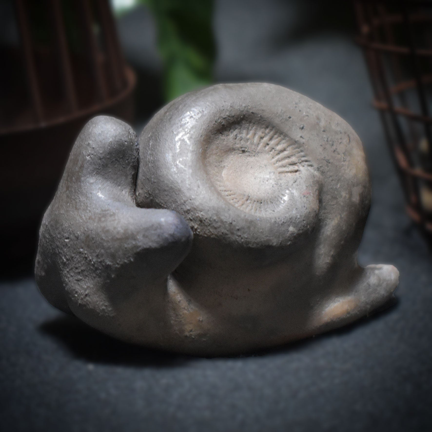 Harmonische weibliche Schneckenfigur aus Ton und im Rauchbrand geboren – Meditative Kunstskulptur für Dein Zuhause